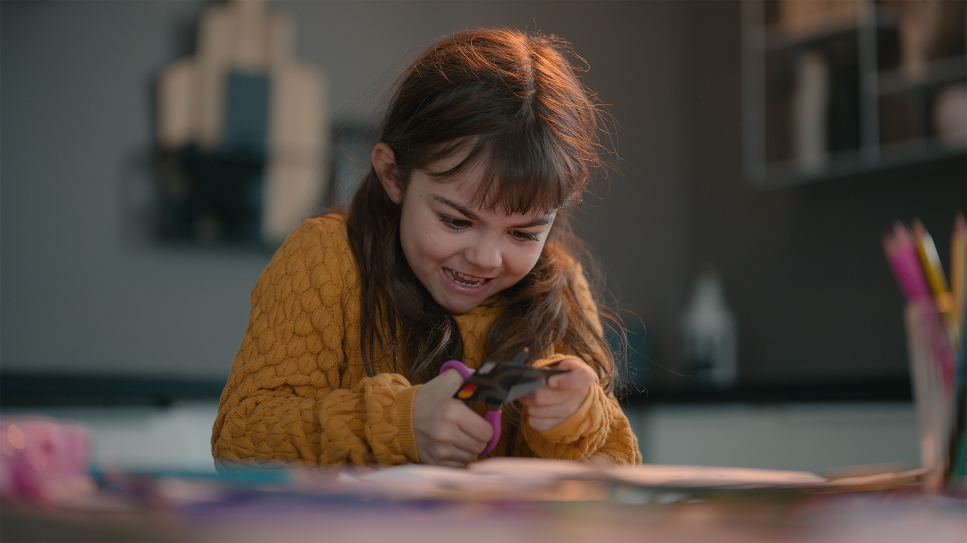 Jente klipper i stykker et bankkort